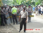 50 Police with rifles and batons blocked remedy yapen4