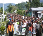 Tampak Poto II  Sekretaris Jendral
 Negara Bagian Domberai, Tuan Alfred Auparai melakukan orasi-orasi politik dan pedidikan politik perjuangan Papua menuju Pengakuan Kedaulatan Bangsa Papua diadapan Masa aksi