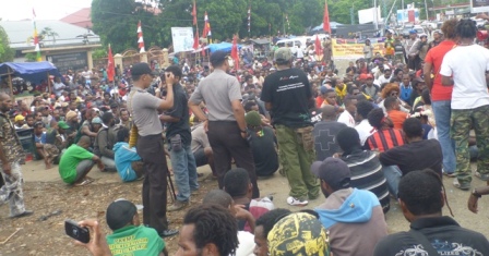 Indonesian Police surveille activists during the Papuan Cultural Parade, August 15, 2013
