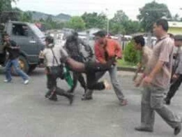 KNPB members being arrested in Wamena, May 30